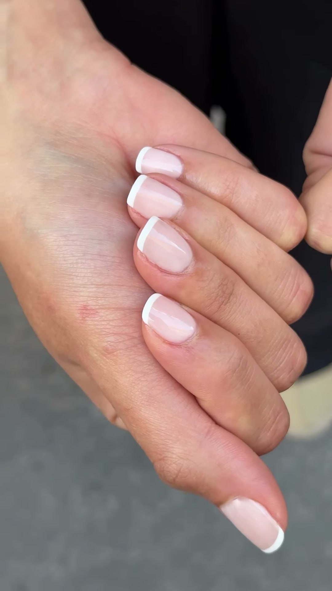 Vidéo Manucure complète et pose de vernis semi-permanent chez Rouge Paris 17 Batignolles