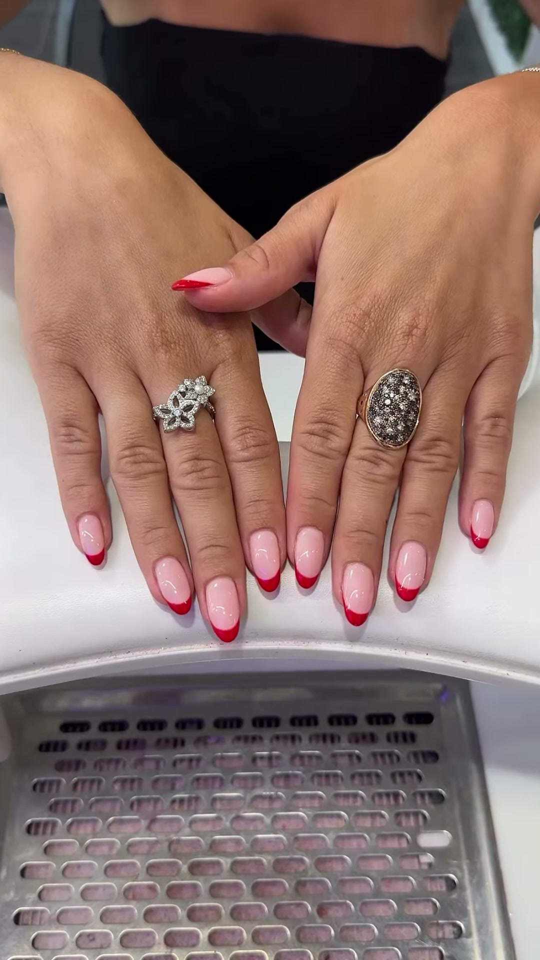 Vidéo Manucure complète et pose de vernis classic chez Rouge Paris 4