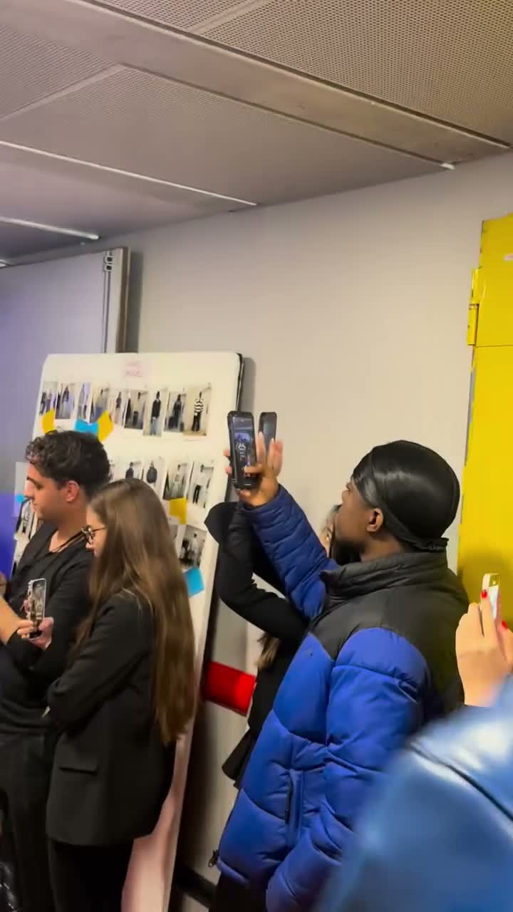 Vidéo Tresses collées pleine tête design chez Braidsquad