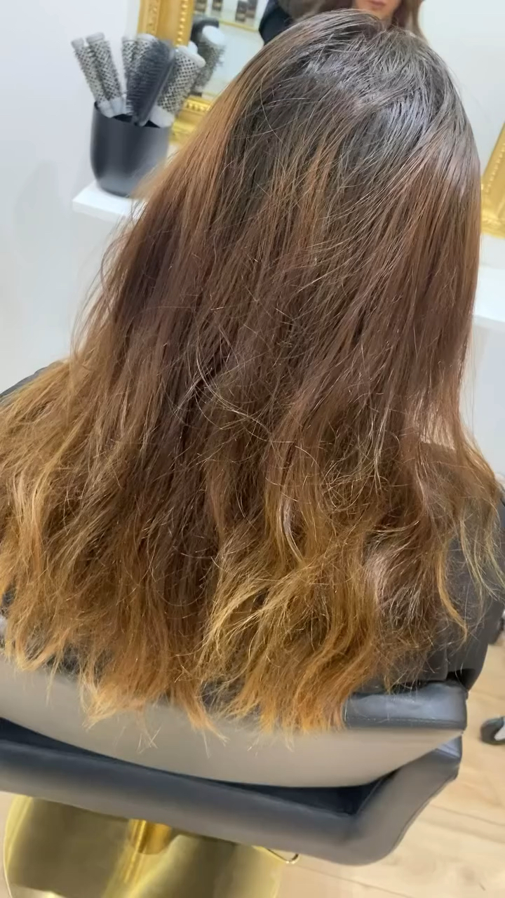 Vidéo Shampooing + Coupe + Brushing cheveux long chez Womens beauty institut