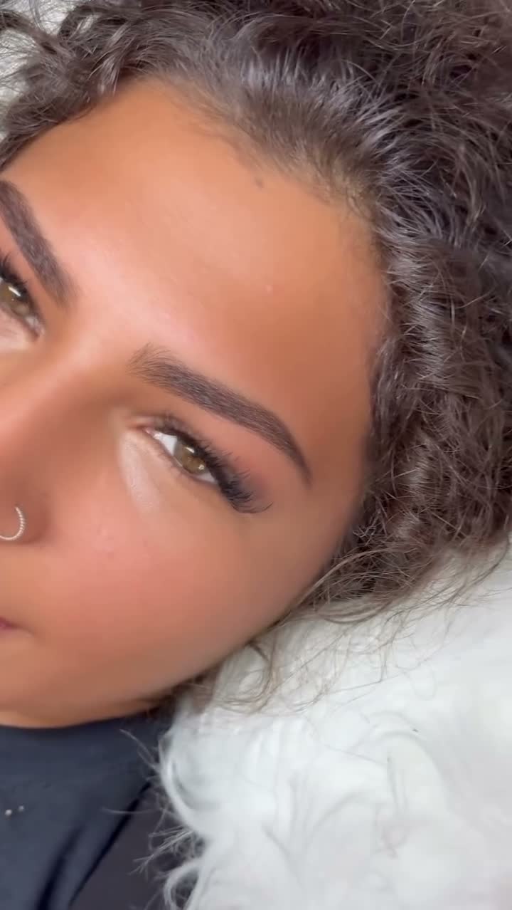 Vidéo Pose Wispy chez 1717Lashes