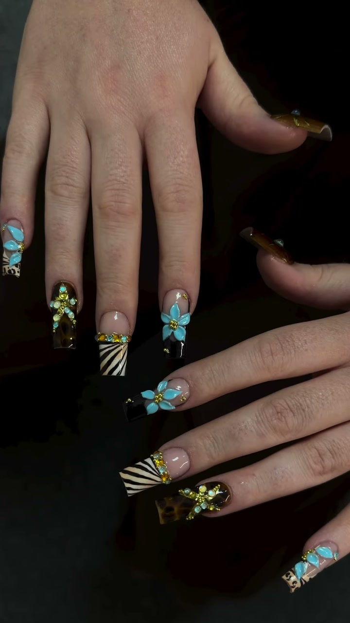 Vidéo Nail art simple/Nail art chargé/3d/airbrush/strass/bijoux/chrome / cat eyes … chez DY NAILZ