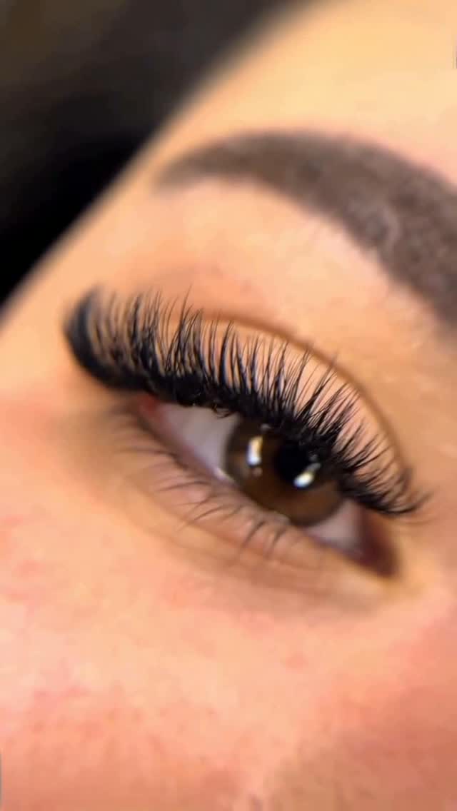 Vidéo Extensions de Cils Volume Russe chez LAR 21 Paris