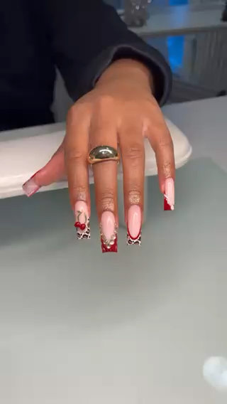 Vidéo Pose freestyle nails art charger ( devis chez Maenaails