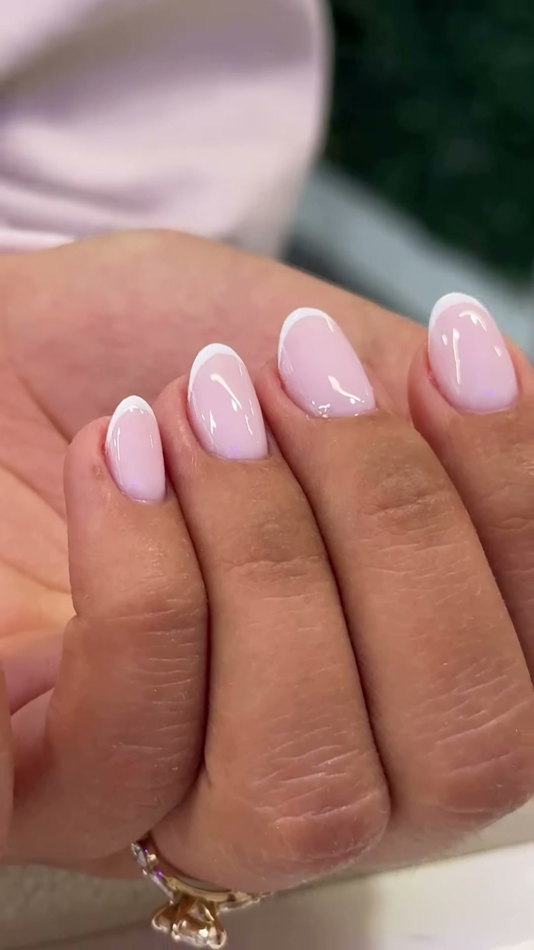 Vidéo Manucure complète et pose de vernis semi-permanent chez Rouge Paris 17 Batignolles