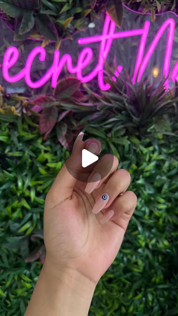 Vidéo Nail art par doigt chez Secret Nails Beauty Bar