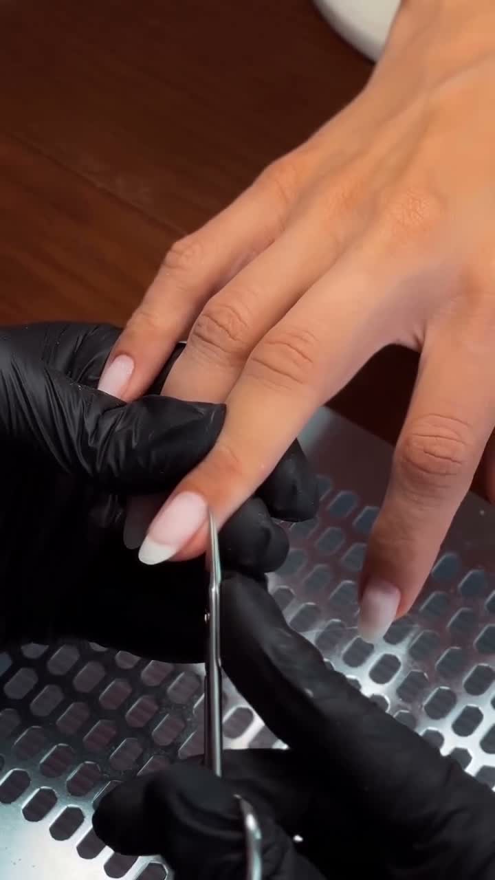 Vidéo Manucure russe chez sacree paris esthetique