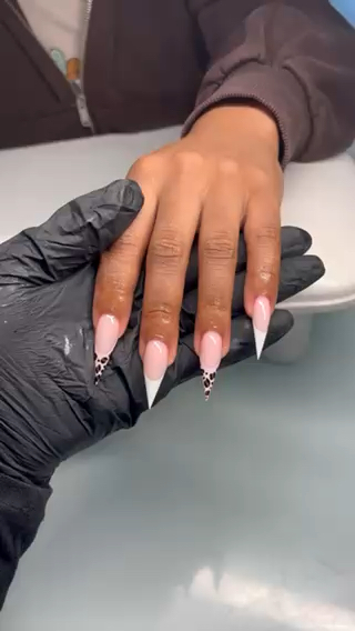 Vidéo Pose freestyle nails art charger ( devis chez Maenaails
