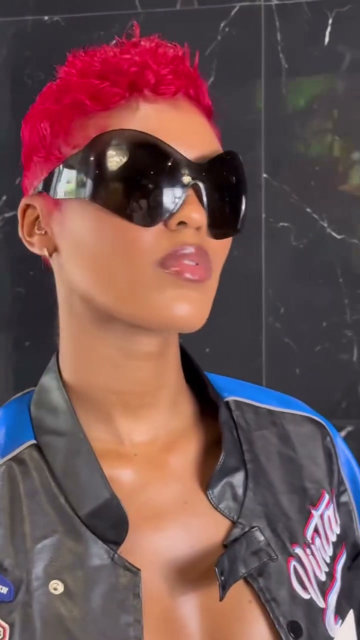 Vidéo 1ÈRE coupe : Coupe Transformation - Défrisage - Soin - Wrap - Coiffage au Fer ou Finger chez Shine Hair & Beauty