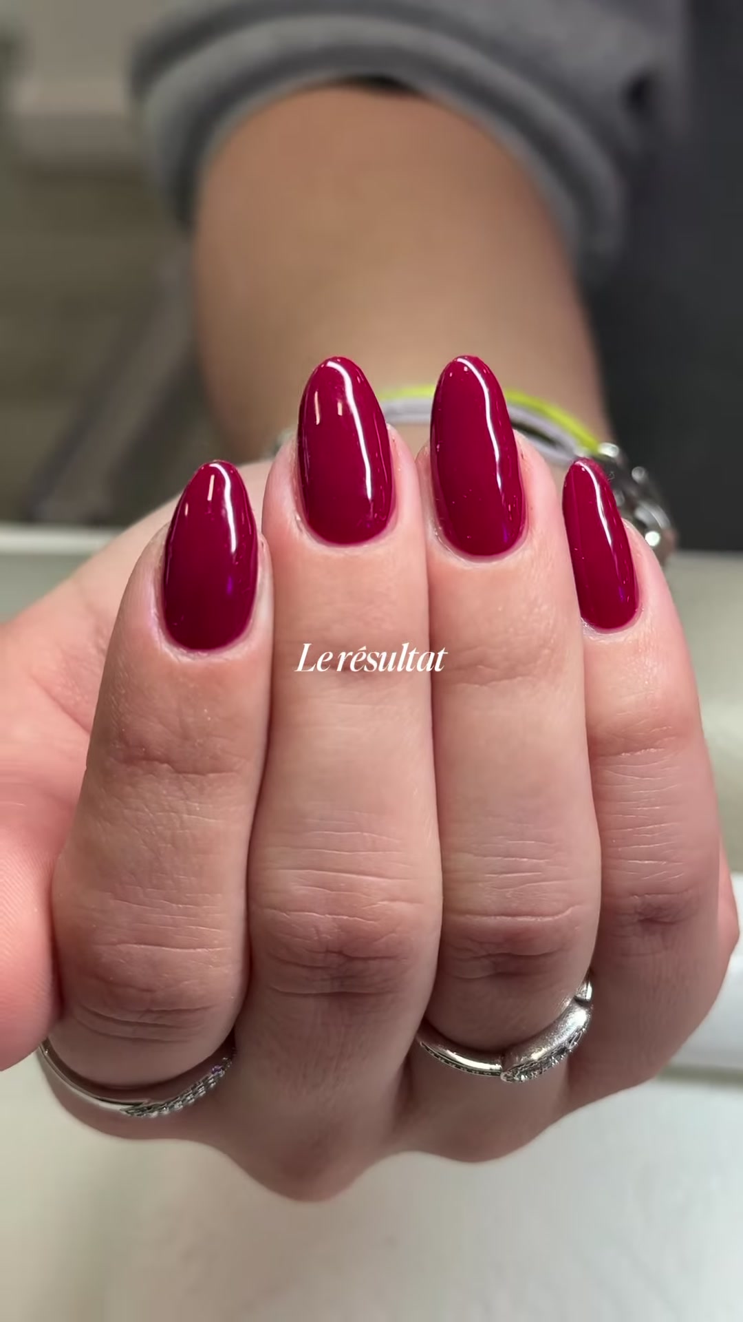 Vidéo Pose de faux ongles Gel X avec capsules américaines chez Rouge Neuilly