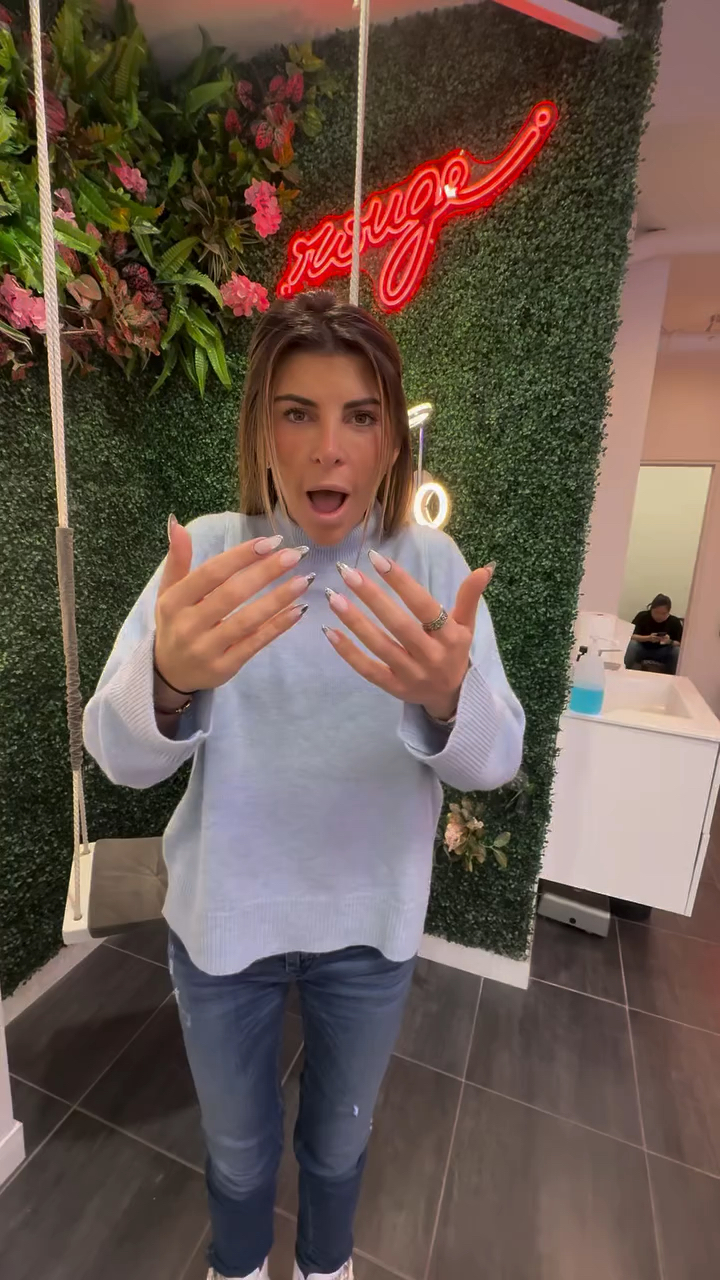 Vidéo Gel - Pose d'ongles et pose de vernis semi-permanent chez Rouge Paris 8
