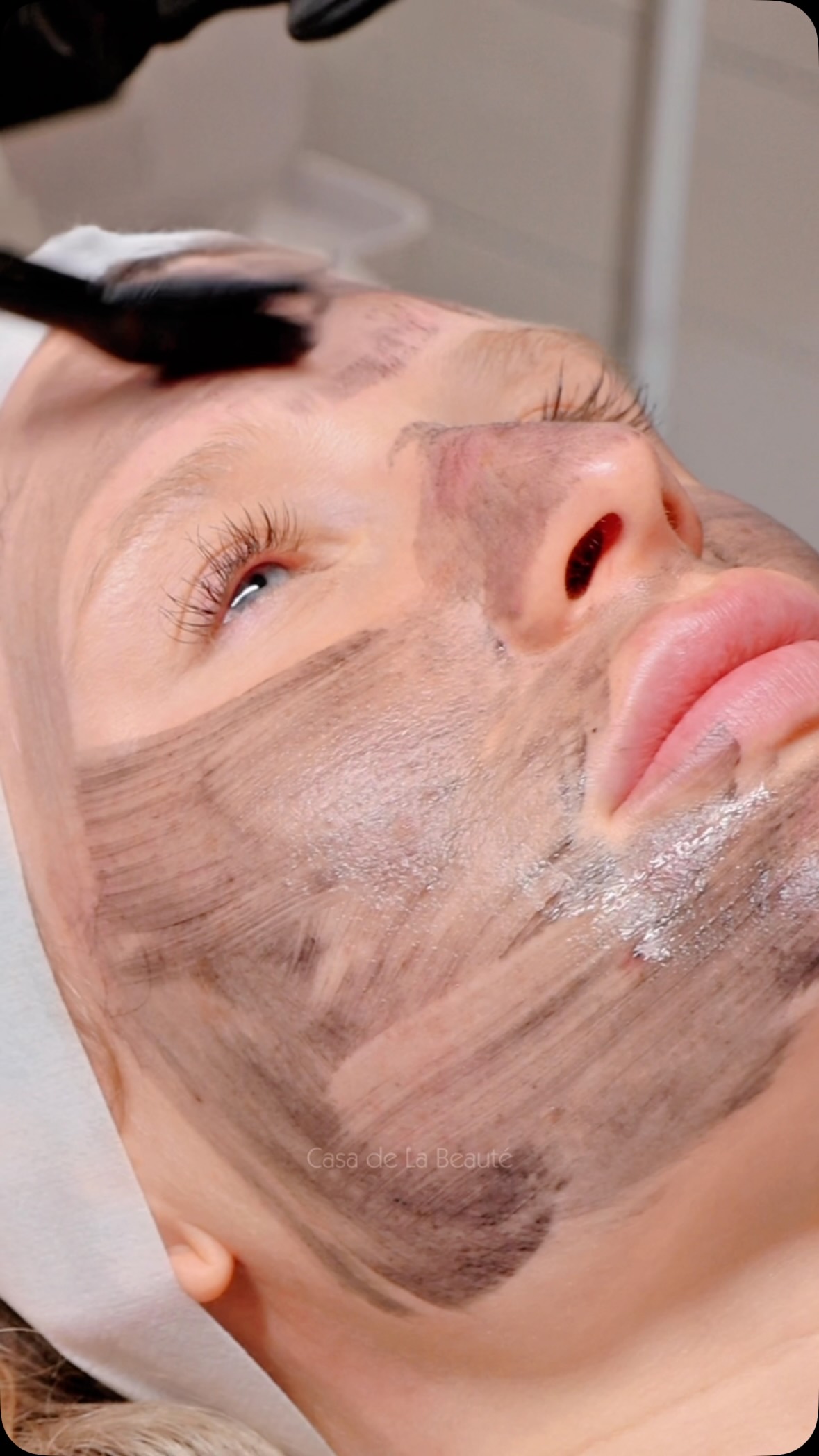 Vidéo 𝐂𝐀𝐑𝐁𝐎𝐍 𝐏𝐄𝐄𝐋 𝐀𝐔 𝐋𝐀𝐒𝐄𝐑 "𝐂𝐎𝐔𝐏 𝐃'é𝐂𝐋𝐀𝐓 + Masque Hydratante + Luminothérapie chez CASA DE LA BEAUTÉ